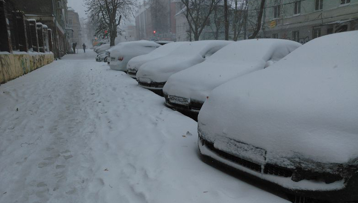 Пермский аэропорт из-за снегопада пришлось закрыть на три часа