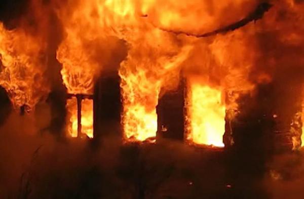 <div>В Прикамье пожарные спасли частный дом в селе под Чайковским</div>