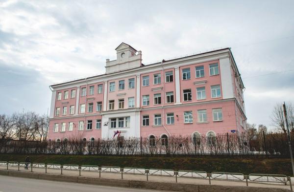 Мировой суд решил не наказывать директора гимназии №4