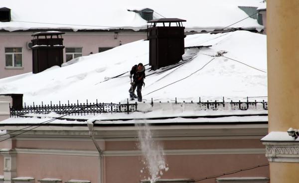 Пермякам напоминают об ответственности за снег на балконах