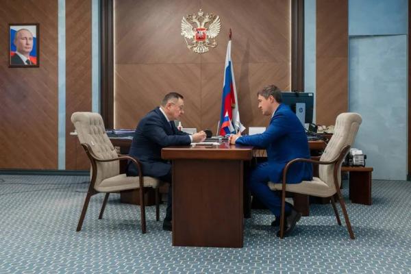 Министр строительства РФ Ирек Файзуллин провёл рабочую встречу с Дмитрием Махониным<div><br></div>