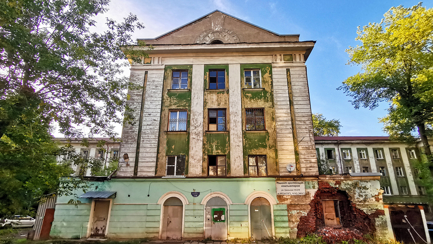 Историческое здание Ханнеса Мейера по ул. Уральской, 110 огородят забором