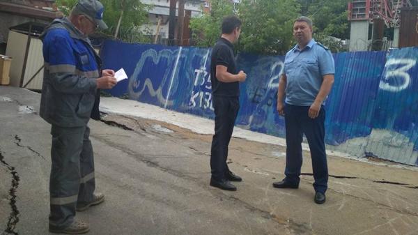 Прокуратура начала проверку в связи с проседанием грунта у жилого дома на Компросе