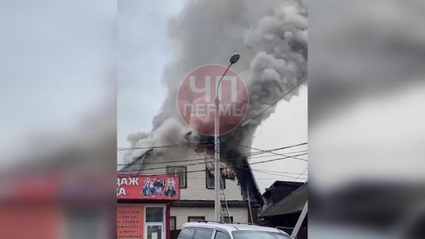 В Перми из горящего дома эвакуировались четыре человека