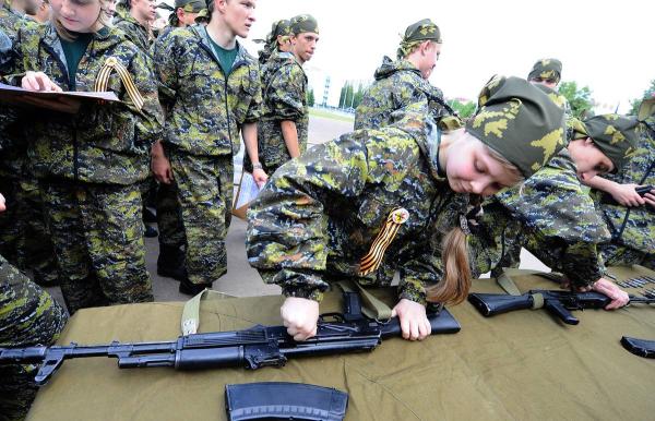 Со следующего учебного года в российские школы вернут занятия по начальной военной подготовке