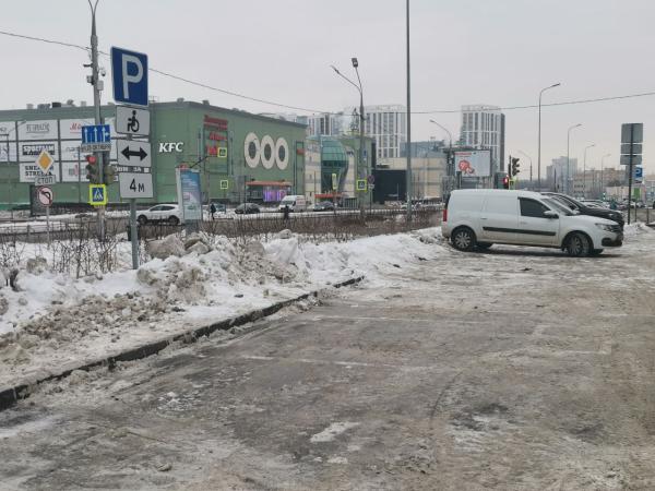 В Перми очистили от снега парковку для инвалидов у ТРК «Семья»
