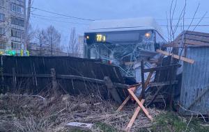 В Перми автобус врезался в киоск по продаже вейпов (видео)