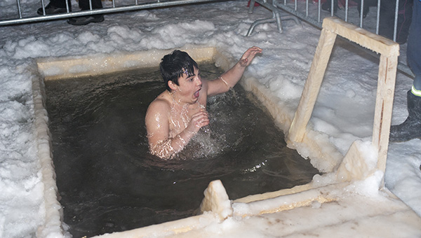 В прорубь на Крещенье окунулись более 40 тыс. жителей Прикамья