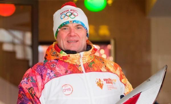 Владимир Нелюбин передал свой Олимпийский факел на хранение Экопромбанку 
