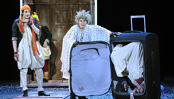 Три пингвина и голубка