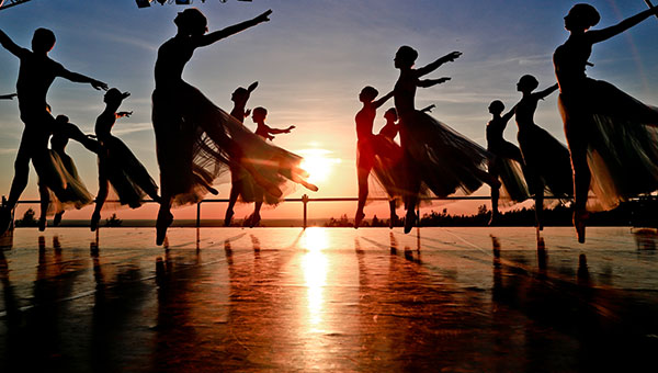 «Одна заря сменить другую спешит, дав ночи полчаса…»