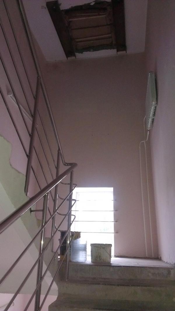 Вёдра под текущим потолком