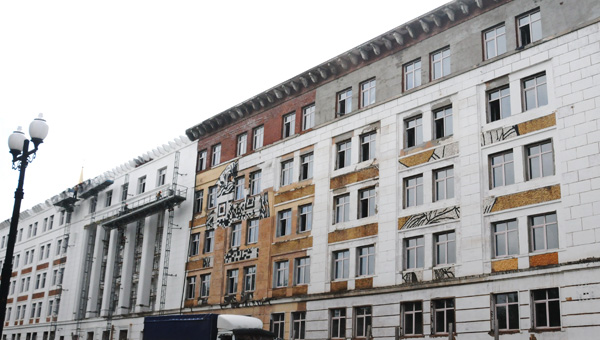 Армен Гарслян устроил экскурсию для чиновников и музейщиков по бывшей казарме