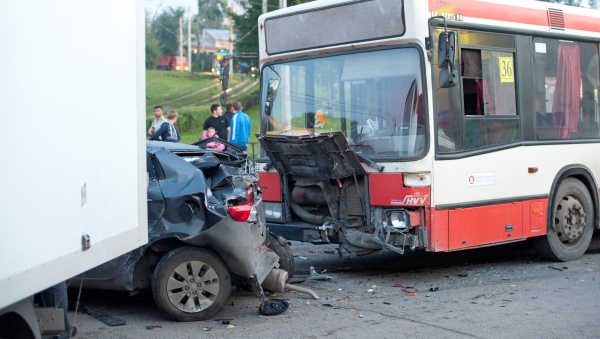 бешеная маршрутка карикатура. бешеный пермский автобус. машина похожая на автобус. бешенный автобус. смешной водитель автобуса.