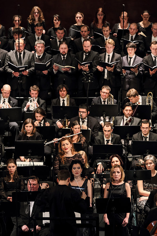 Солисты выступили блестяще, но совершенно потерялись в глубине оркестра, заполнившего всю сцену