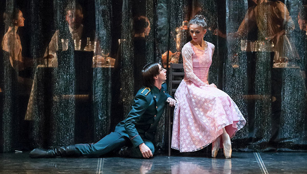 Падал прошлогодний снег