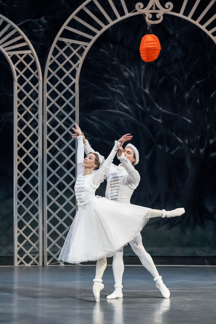 «Белое» па-де-де в исполнении Натальи Моисеевой и Сергея Мершина