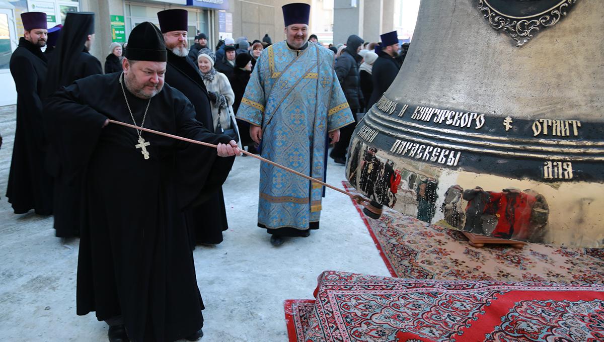 На храм Рождества Богородицы в Перми подняли три колокола  