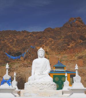 Статуя Будды в восстановленном монастыре Улгий-Хийд