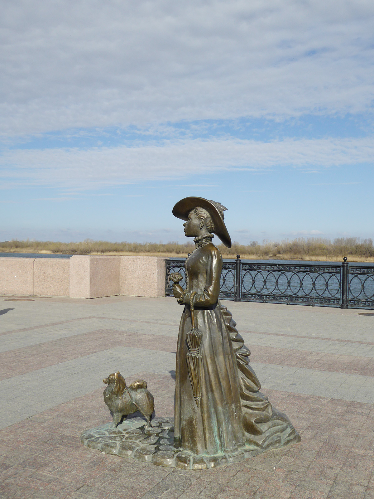 Дама с собачкой на астраханской набережной