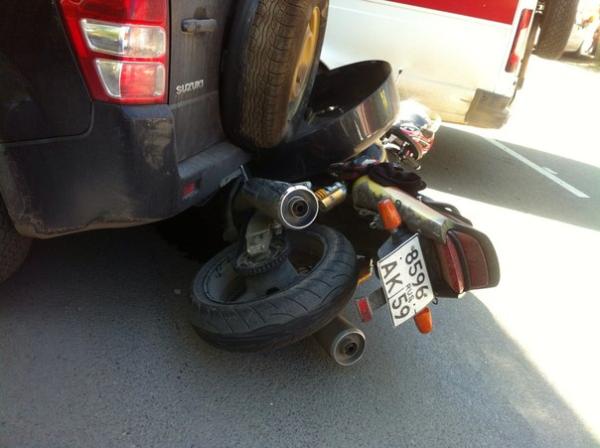 В Перми в результате ДТП мотоциклиста отбросило на припаркованный автомобиль 