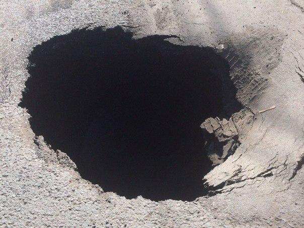 На улице Екатерининской в Перми засыпали провал 