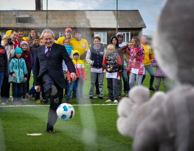 Виктор Басаргин сыграл в футбол на новом стадионе 