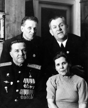 В первом ряду — Анатолий Крохалев и Ольга Девяткина 