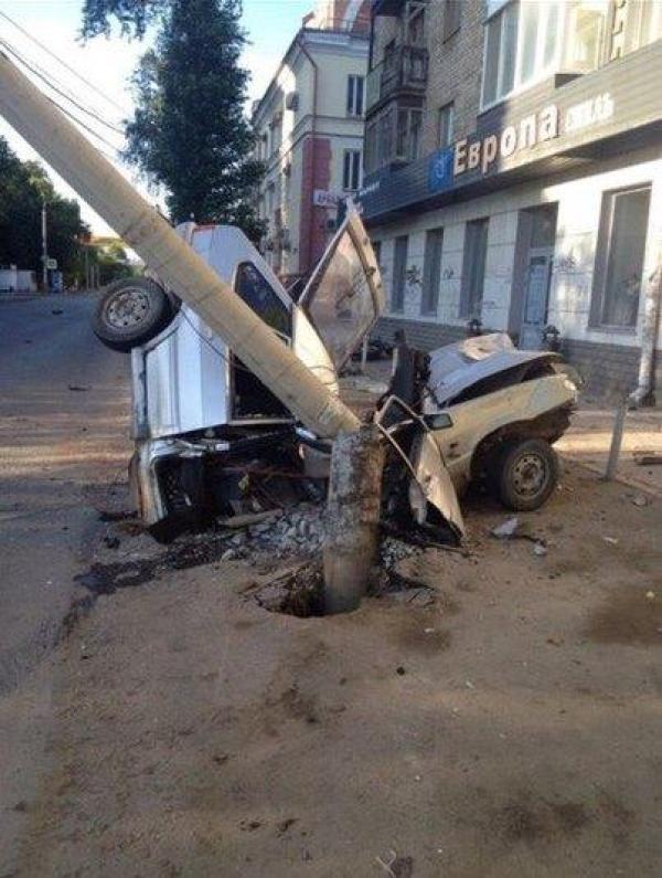 На перекрёстке улиц Николая Островского и Революции в Перми автомобиль насмерть сбил мотоциклиста 