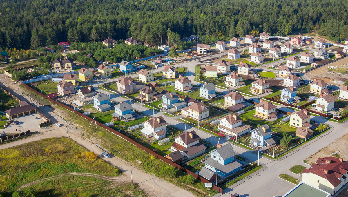 Жизнь за городом: готовый дом или голая земля?