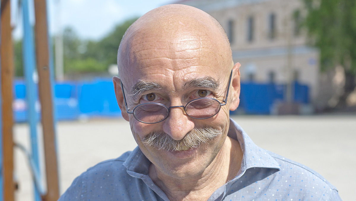 «Я, как каракатица, стреляю в общество чернилами»