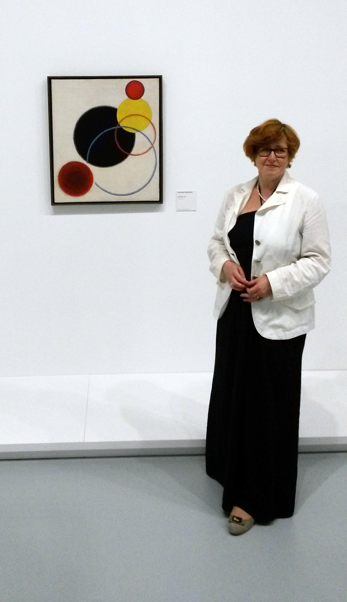 Юлия Тавризян на фоне «Композиции» Александра Родченко