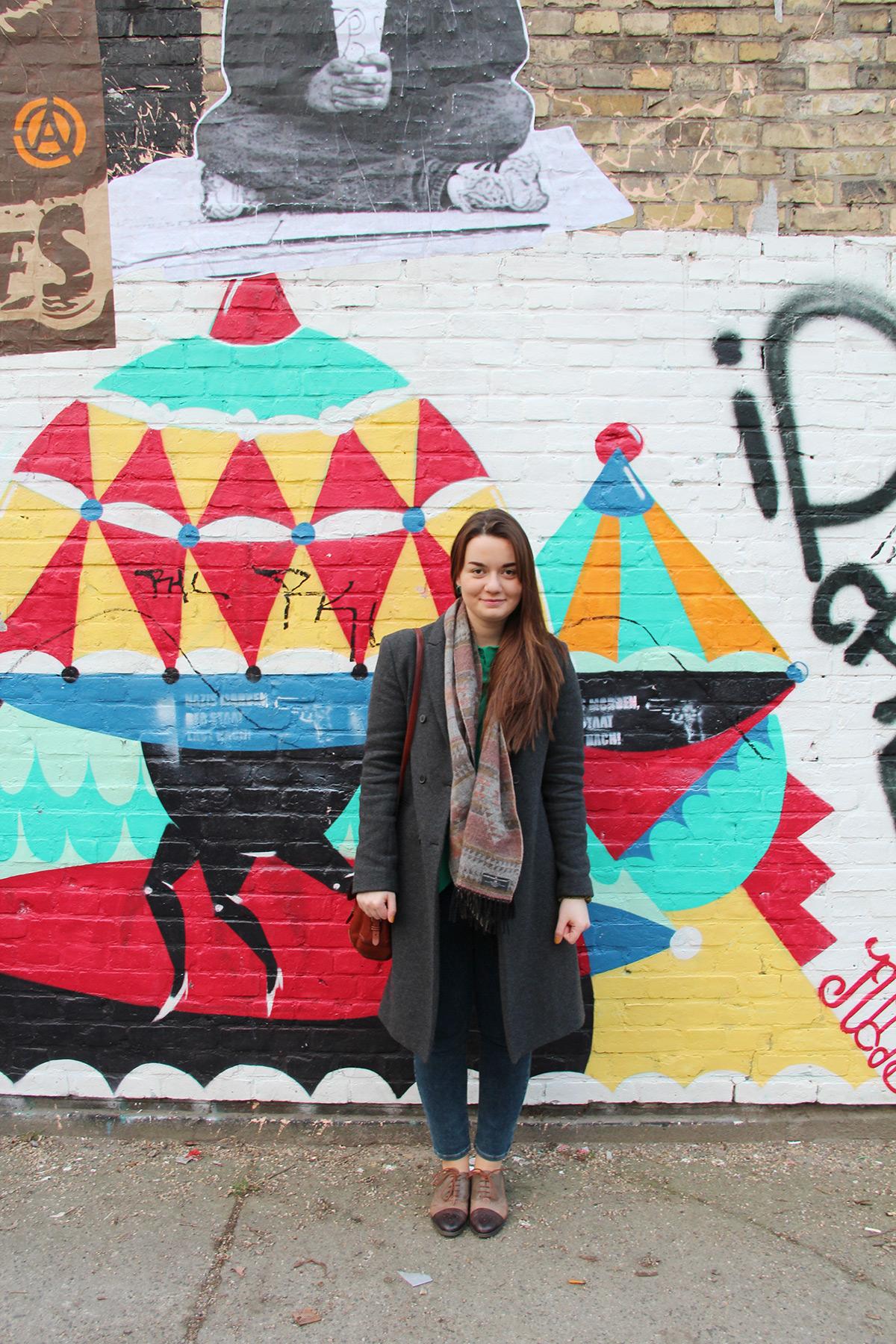 Софья Пермякова. Родилась в Перми. Училась в средней школе №77. Окончила факультет современных иностранных языков и литератур ПГНИУ. Работала переводчицей в пресс-службе Пермского академического театра оперы и балета. Летом 2013 года получила стипендию на обучение в Германии, поступила в магистратуру Берлинского университета им. Гумбольдта и переехала жить в Берлин. Весной 2015 года окончила магистратуру и была приглашена остаться в университете в качестве докторанта и преподавателя