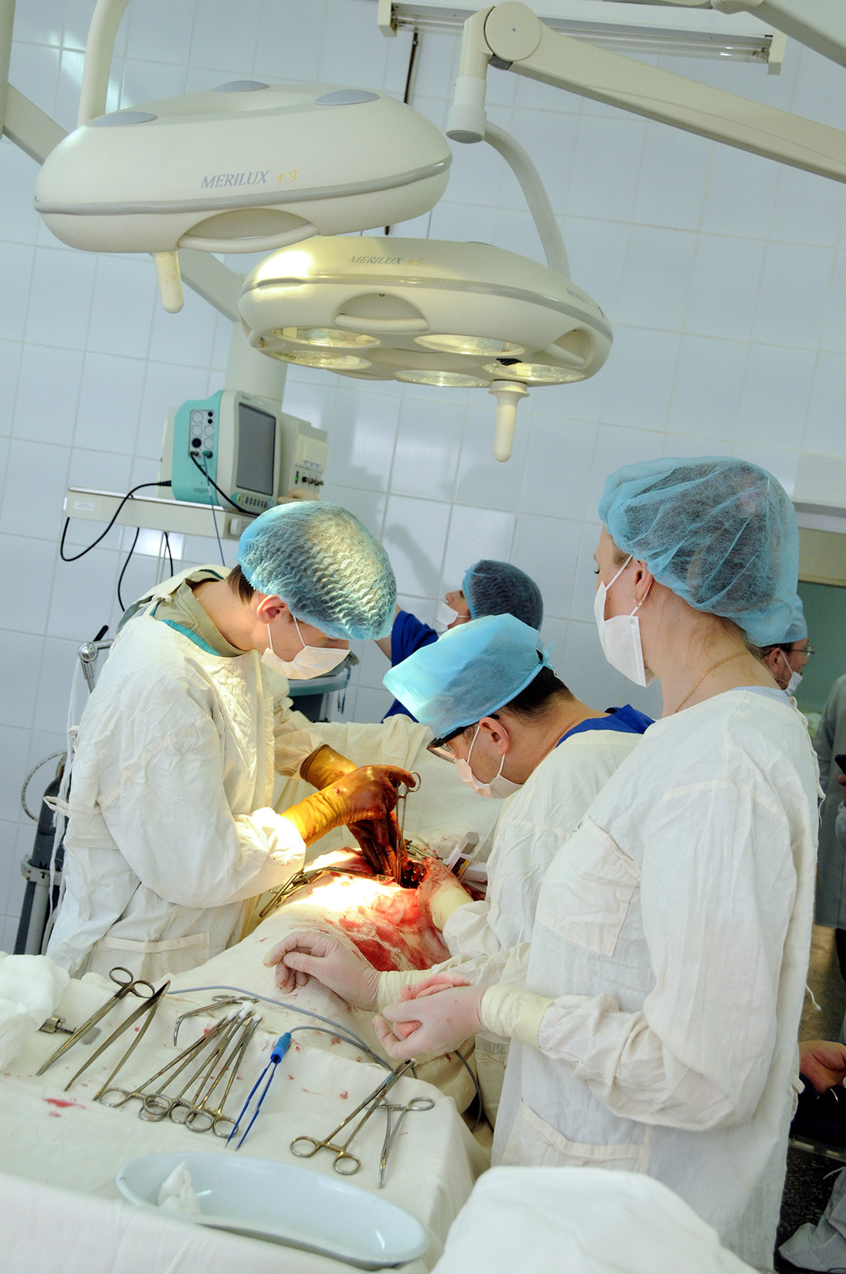 После того как врачи провели эту сложную операцию, кровь больного, одноразовые инструменты, грязные бинты и вата отправились на свалку. Их дальнейший путь никому не известен…