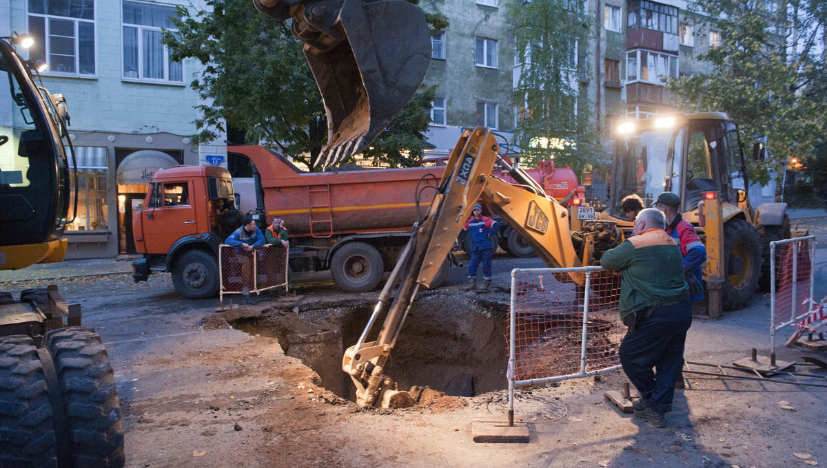 На месте провала на улице Газеты Звезда работает спецтехника
