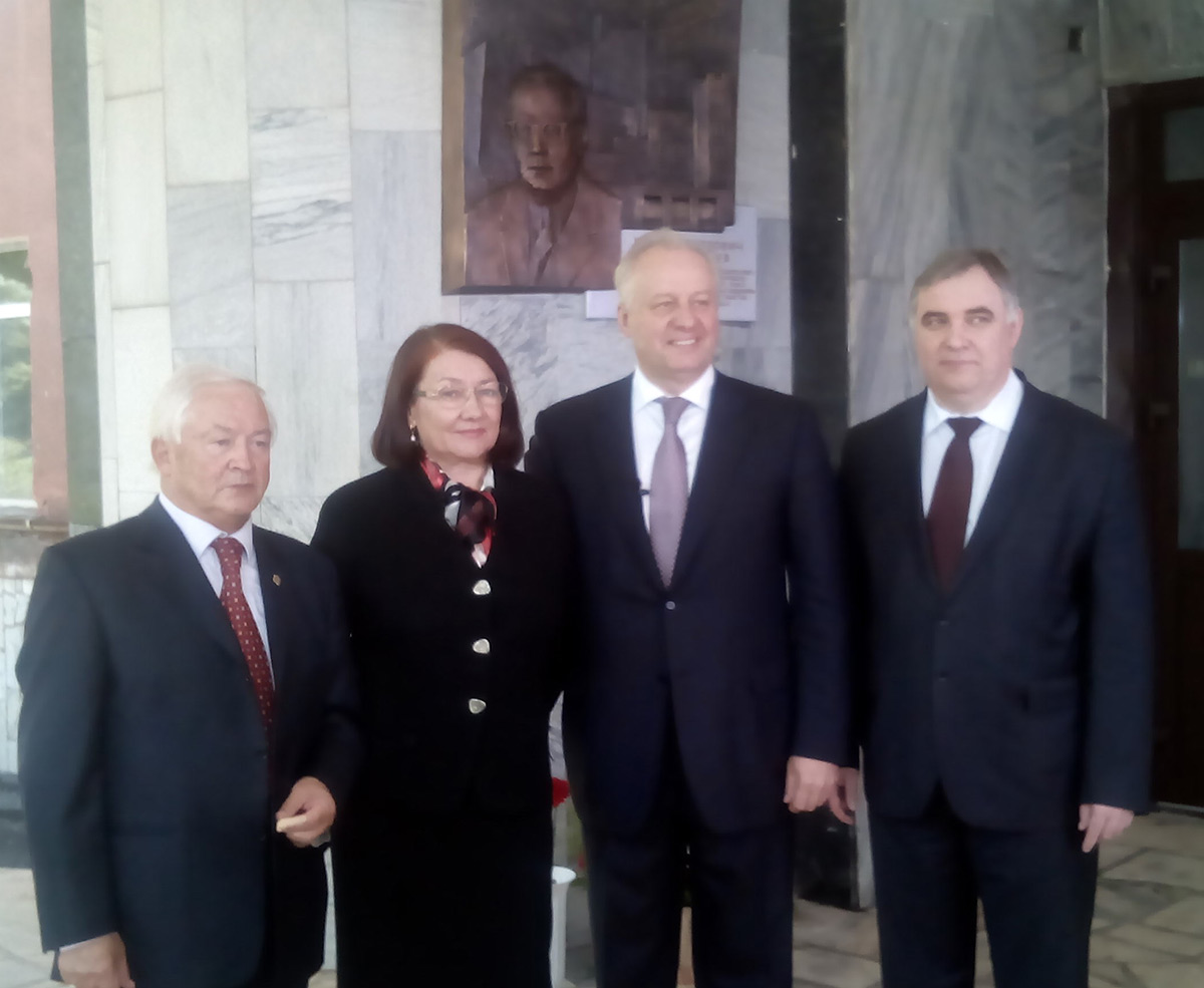 В Пермском классическом университете открыли мемориальную доску Виктору Живописцеву