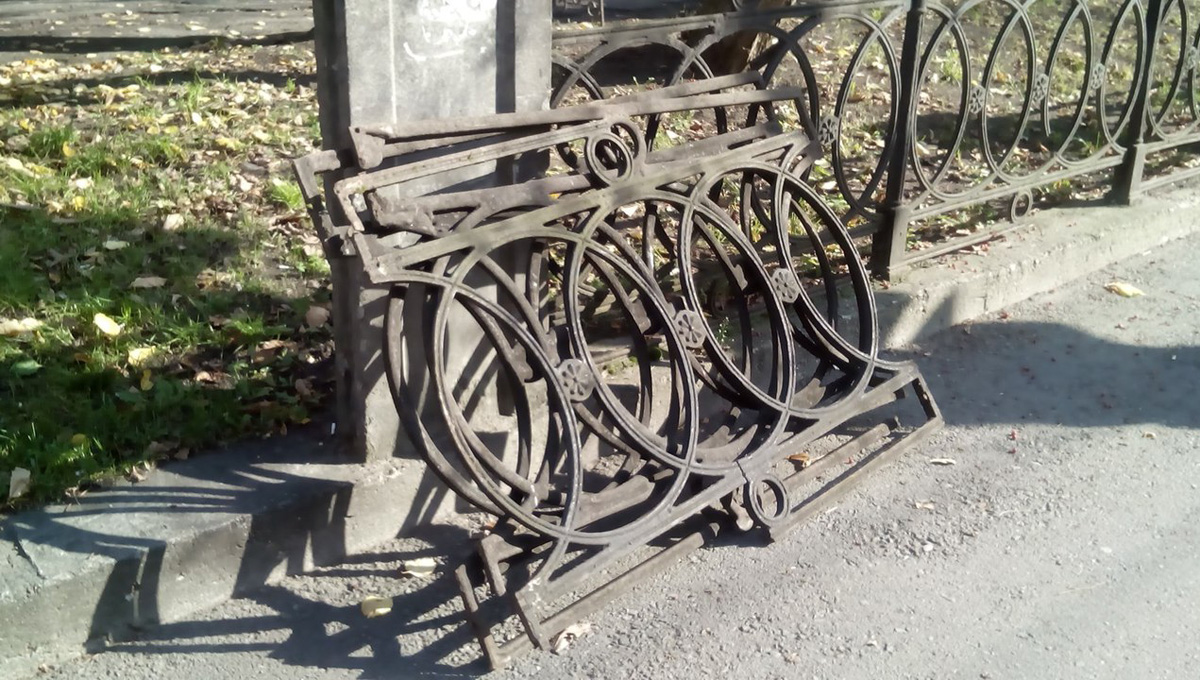 В сквере у театра оперы и балета поменяли ограждение