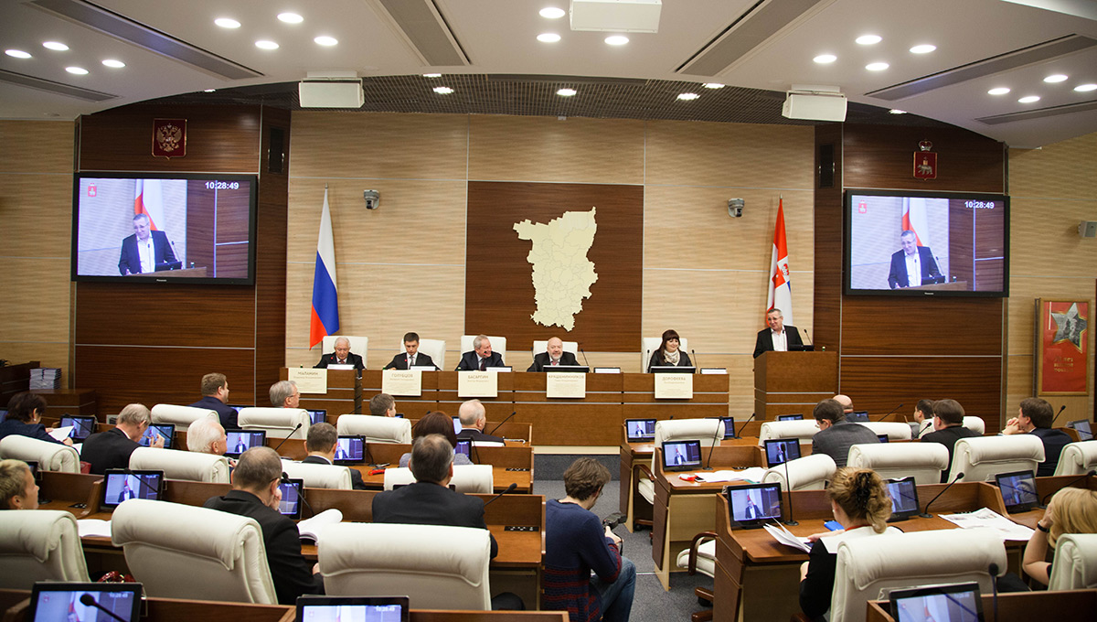 В зале только личности