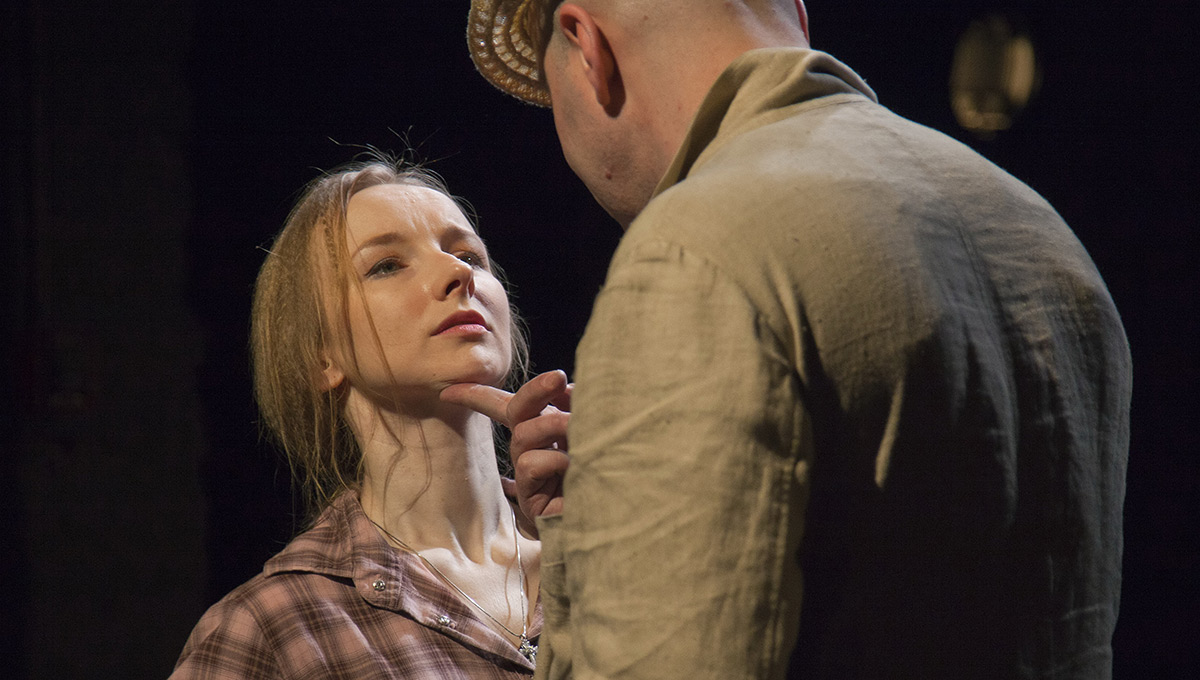 Возмутитель спокойствия — решительная блондинка