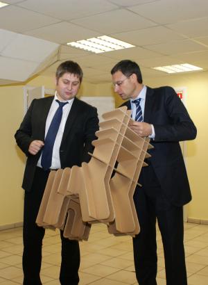 В ПЦБК дачный стул из картона представители Минэкономразвития РФ не только подержали в руках, но и опробовали его эргономические характеристики