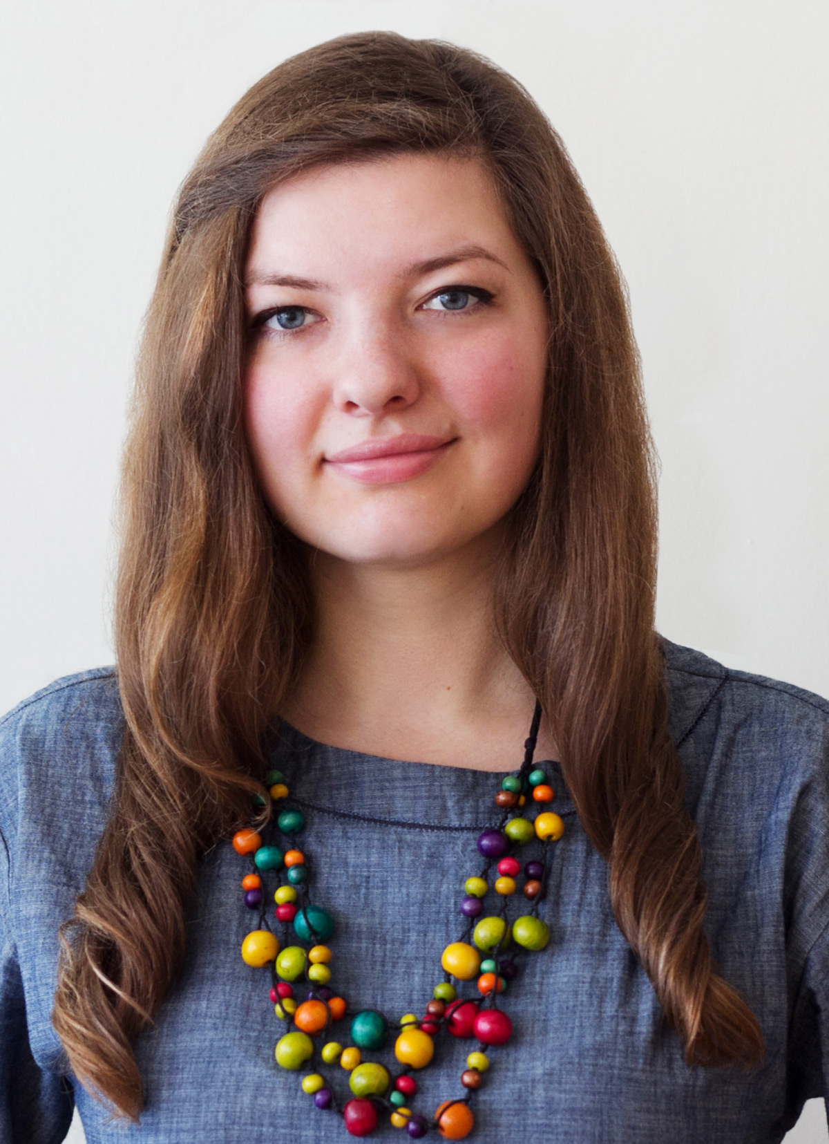 Родилась в Перми. Окончила Высшую школу экономики. Занималась продвижением культурных проектов, также работала в маркетинге, дизайне, СМИ. Некоторое время жила в США и Европе. В 2012 году переехала в Торонто, прошла программу повышения квалификации по специальности «маркетинг». Работает в сферах киноиндустрии, маркетинга, ивент-менеджмента