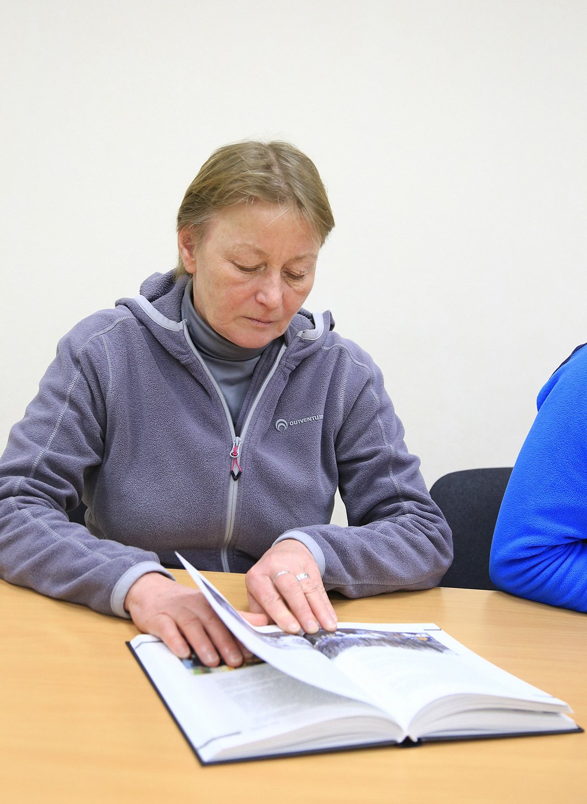 Ольга Леонардовна Постникова рассматривает книгу об отце