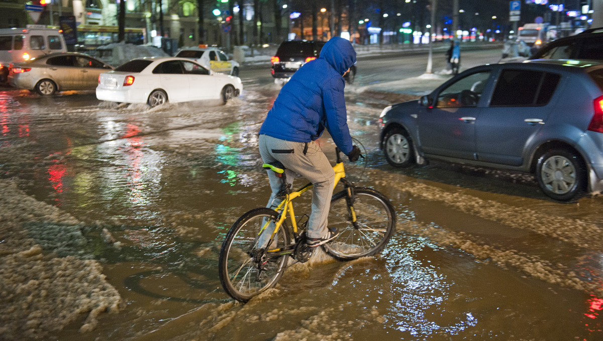 Медицинские маски стали причиной засоров ливневой канализации в Перми