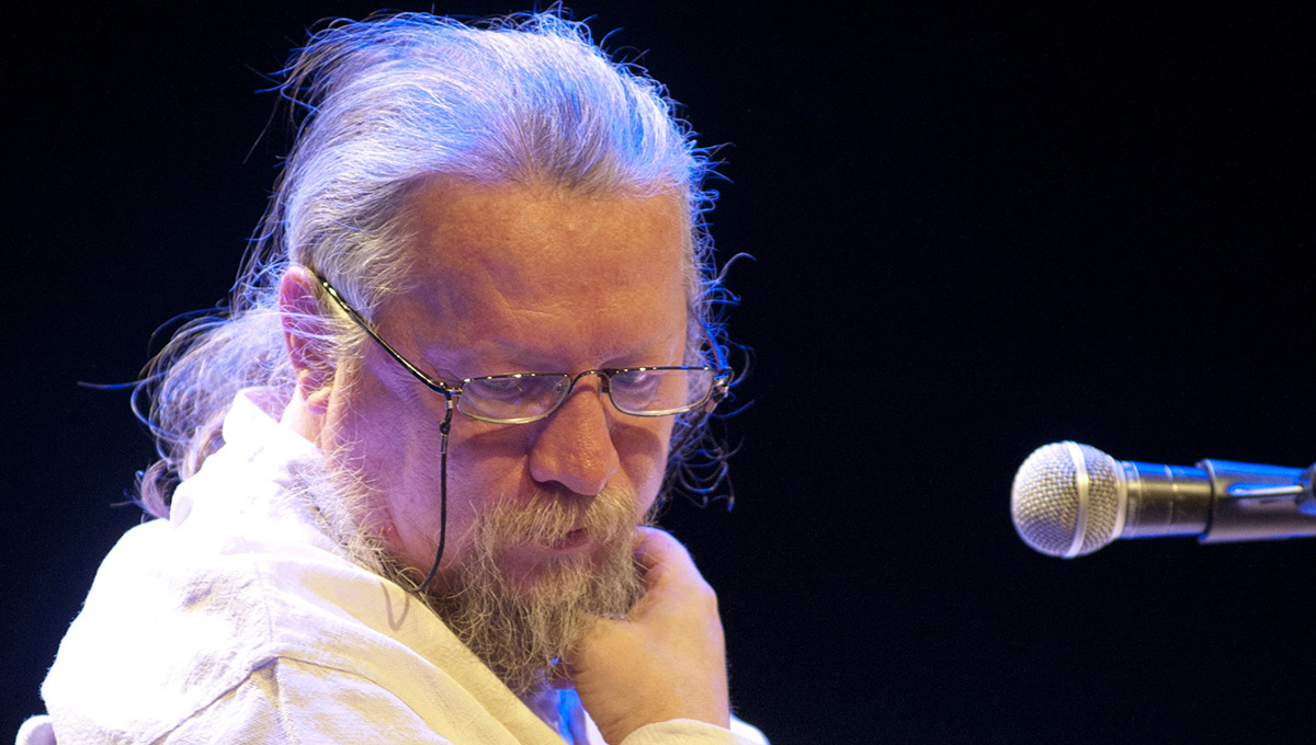 Бить по струнам — держаться корней