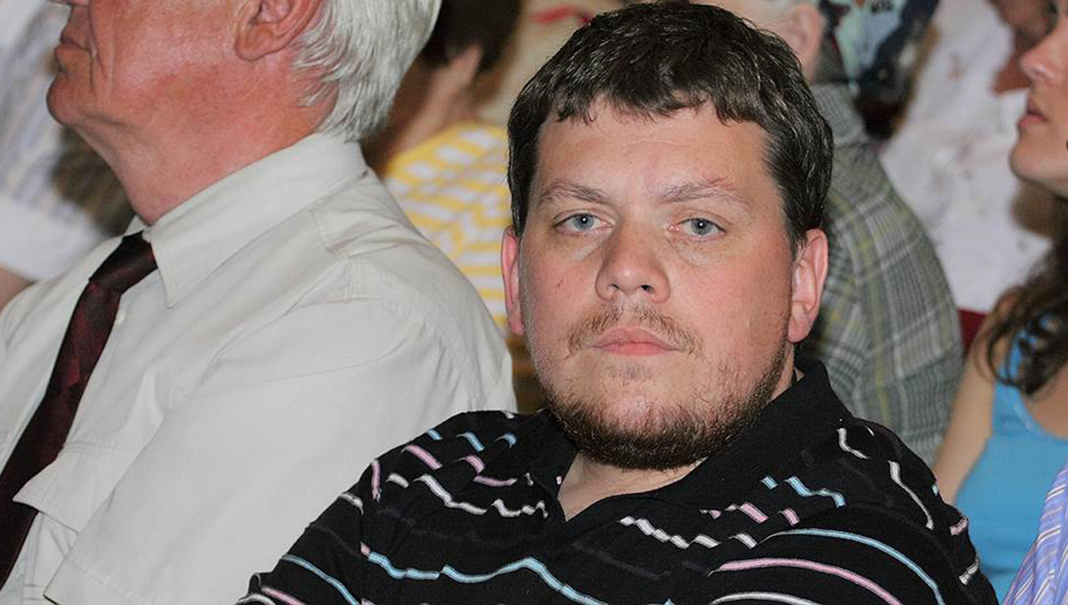 Скорая едет через суд