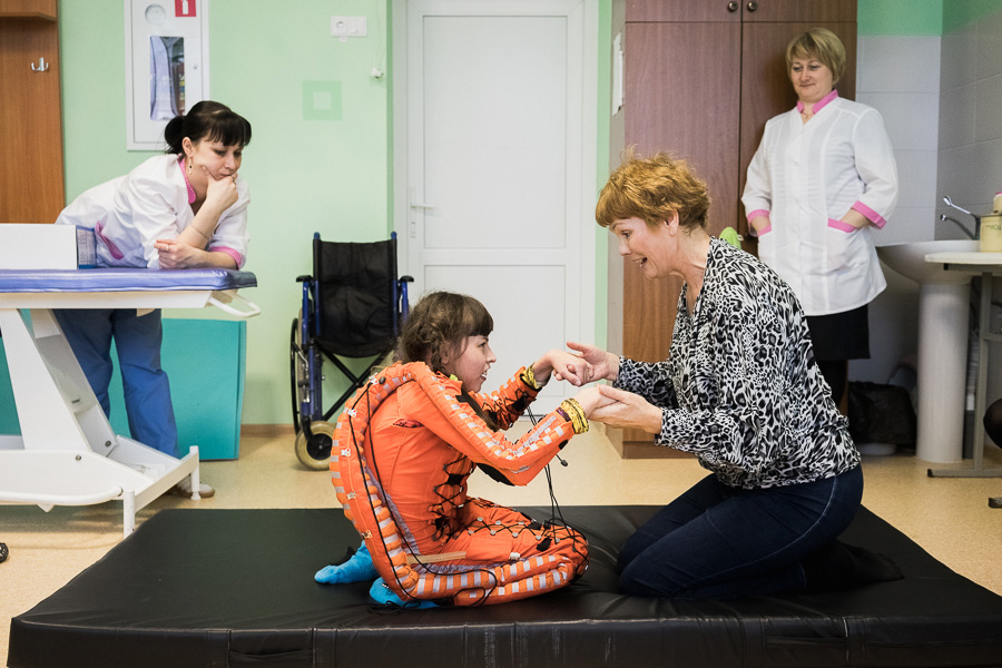 «Умные» костюмы научат детей-инвалидов ходить