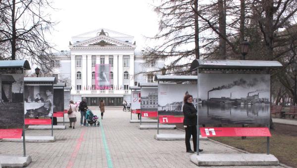 В сквере Пермского театра оперы и балета открылась фотовыставка, посвящённая Борису Пастернаку