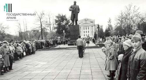 Открытие памятника Ленину в сквере театра оперы и балета