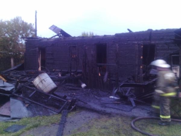 Двое мужчин погибли на пожаре в частном приюте в Берёзовке