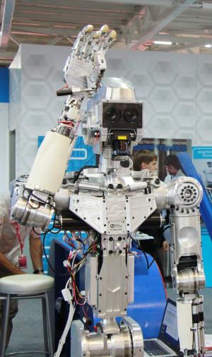 На «Иннопроме-2016» изобиловали роботы самой различной функциональности — в частности, был представлен робот-спасатель